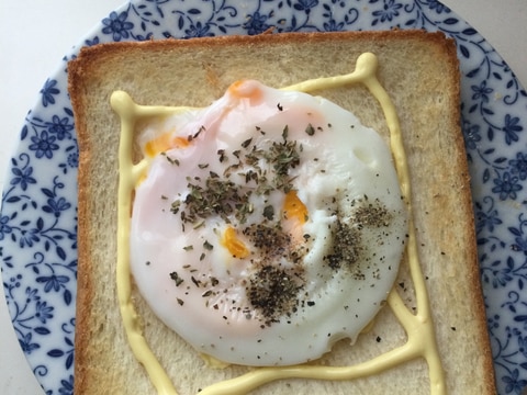 目玉焼きマヨトースト➕ブラックペッパー&オレガノ